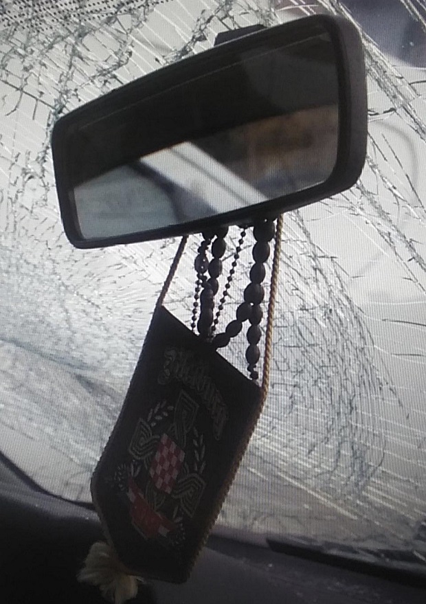 “Штангле им се позлатиле”: Разбијање кола са усташком заставицом запалило друштвене мреже,  пљуште разни коментари, а има и духовитих (ФОТО) 